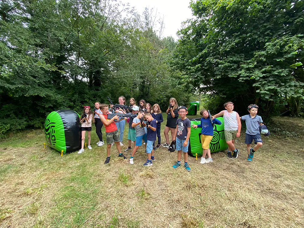 Enfants en pleine partie de laser game